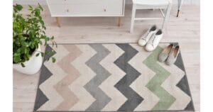 Een tapijt/vloerkleed met een paar schoenen