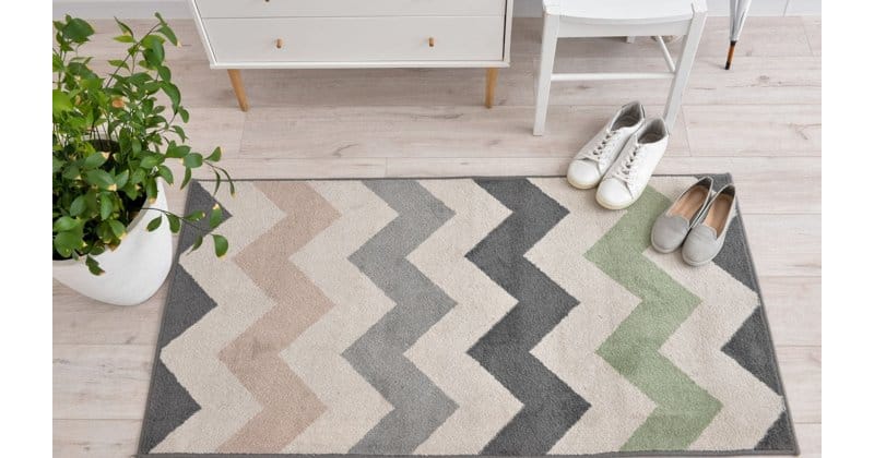 Een tapijt/vloerkleed met een paar schoenen