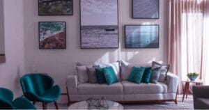 Een bank in een woonkamer