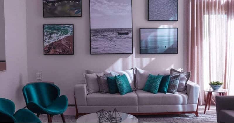 Een bank in een woonkamer