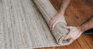 Een opgerold vloerkleed