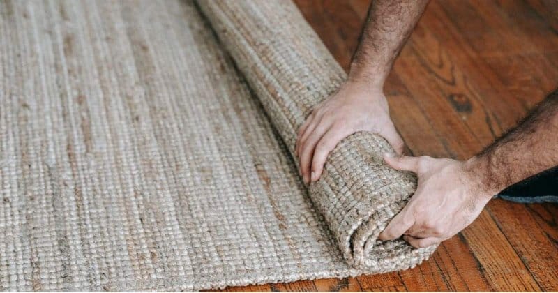 Een opgerold vloerkleed