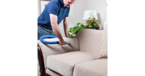 Meubelreiniger die witte bank reinigt