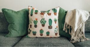 Een bank met kussens en een doek gedrappeerd